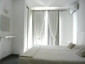 Habitación con 1 cama matrimonial o 2 individuales | Caja de seguridad en la habitación, escritorio y cortinas blackout 