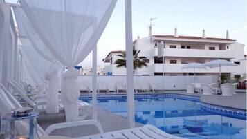 Outdoor pool, pool umbrellas, sun loungers