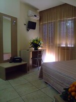 Escritorio, wifi gratis y ropa de cama