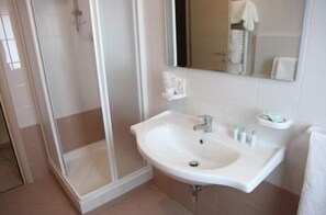 Dusche, Haartrockner, Bidet, Handtücher