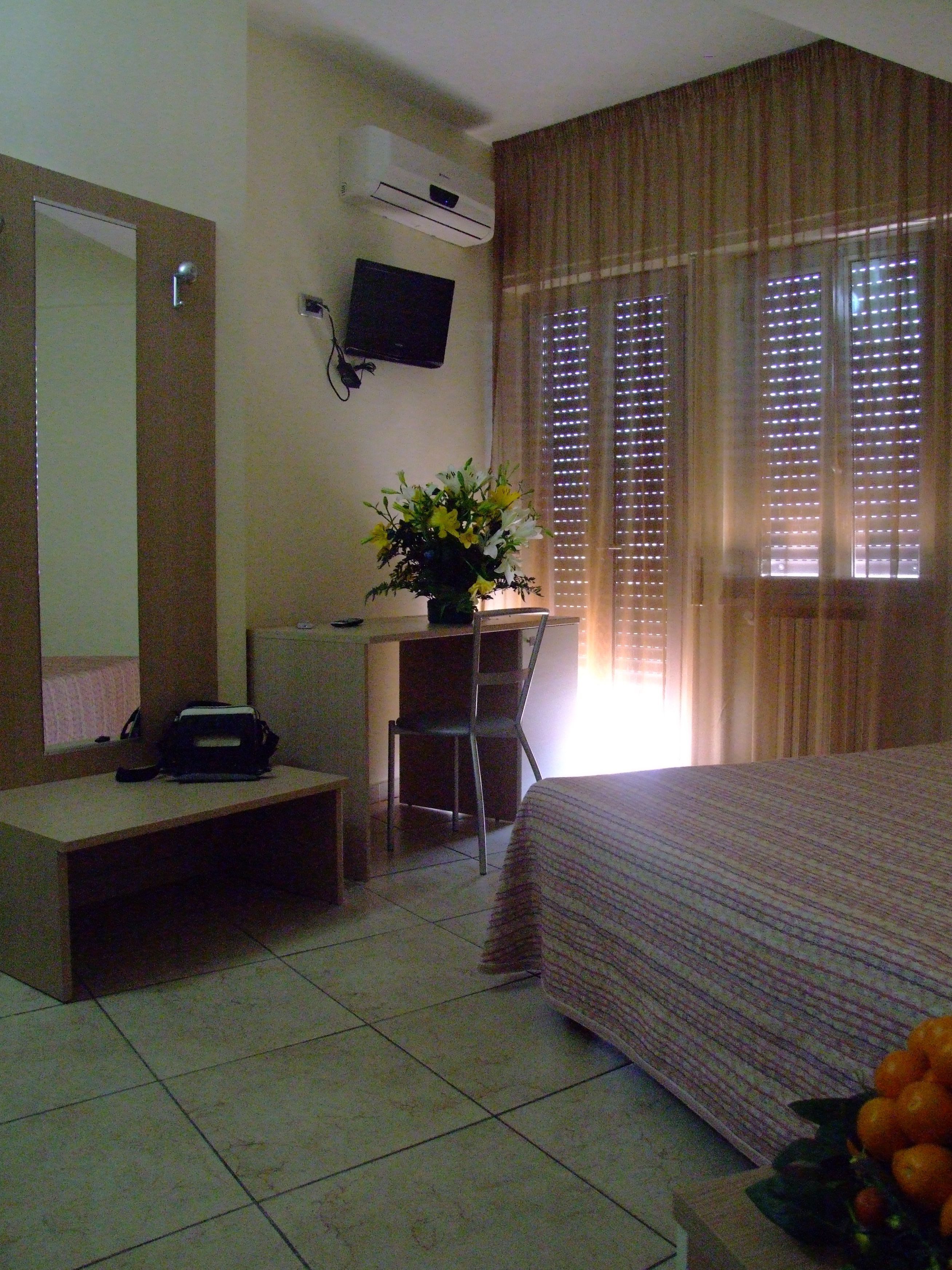 Escritorio, wifi gratis y ropa de cama 