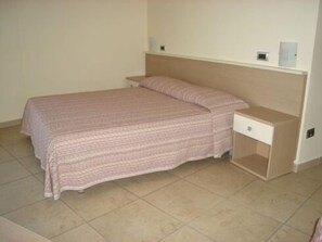 デスク、WiFi (無料)、ベッドシーツ