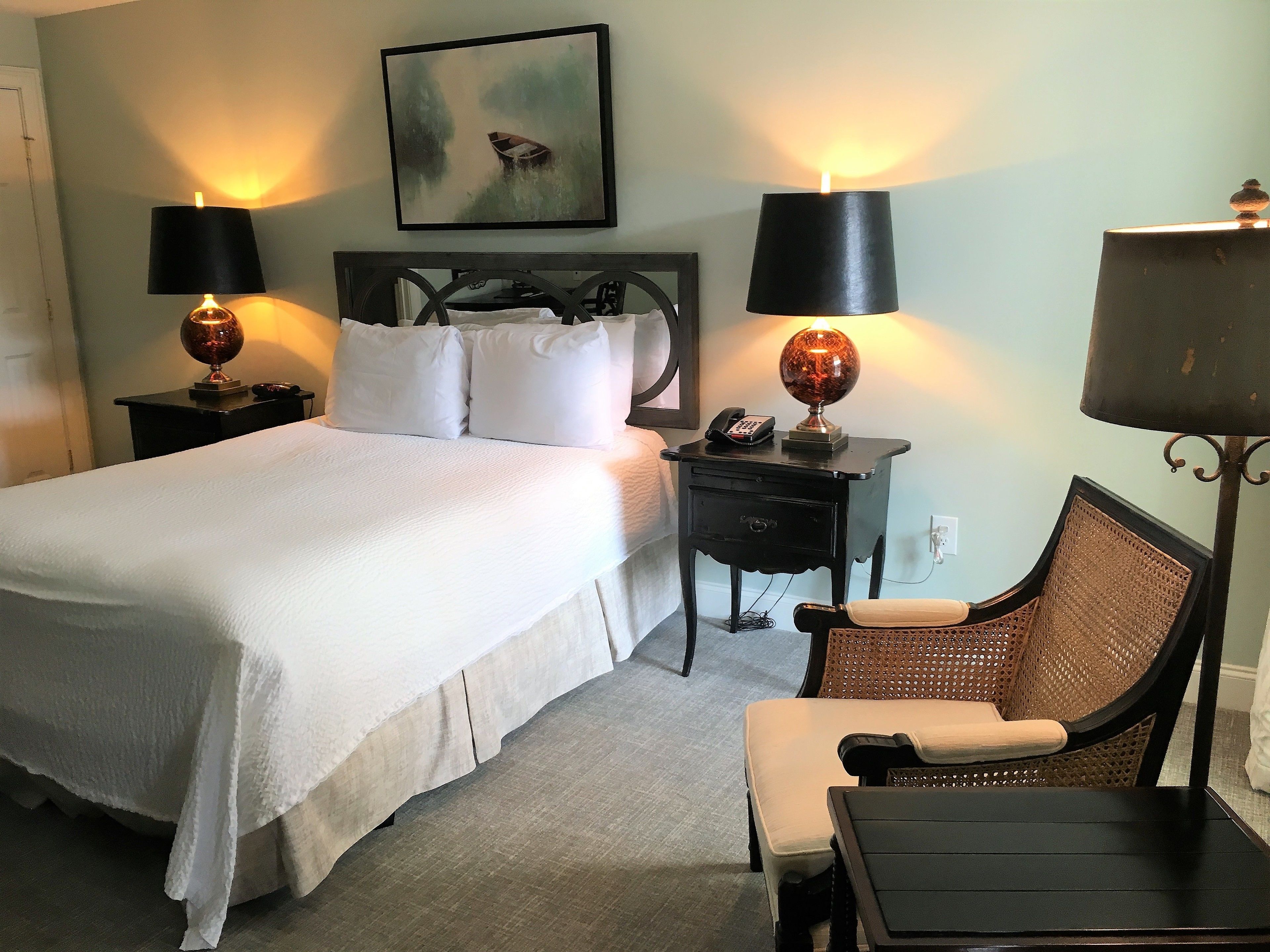 deluxe room, 1 queen bed, non smoking | premium bedding, individually decorated, individually furnished, desk