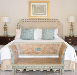 Premium bedding, individually decorated, individually furnished, desk - Carriage House Inn (Aiken)