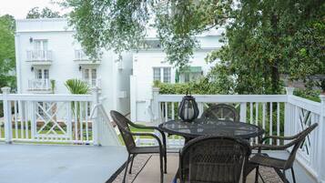 Superior Room, 1 King Bed, Non Smoking, Courtyard View | Terrace/patio