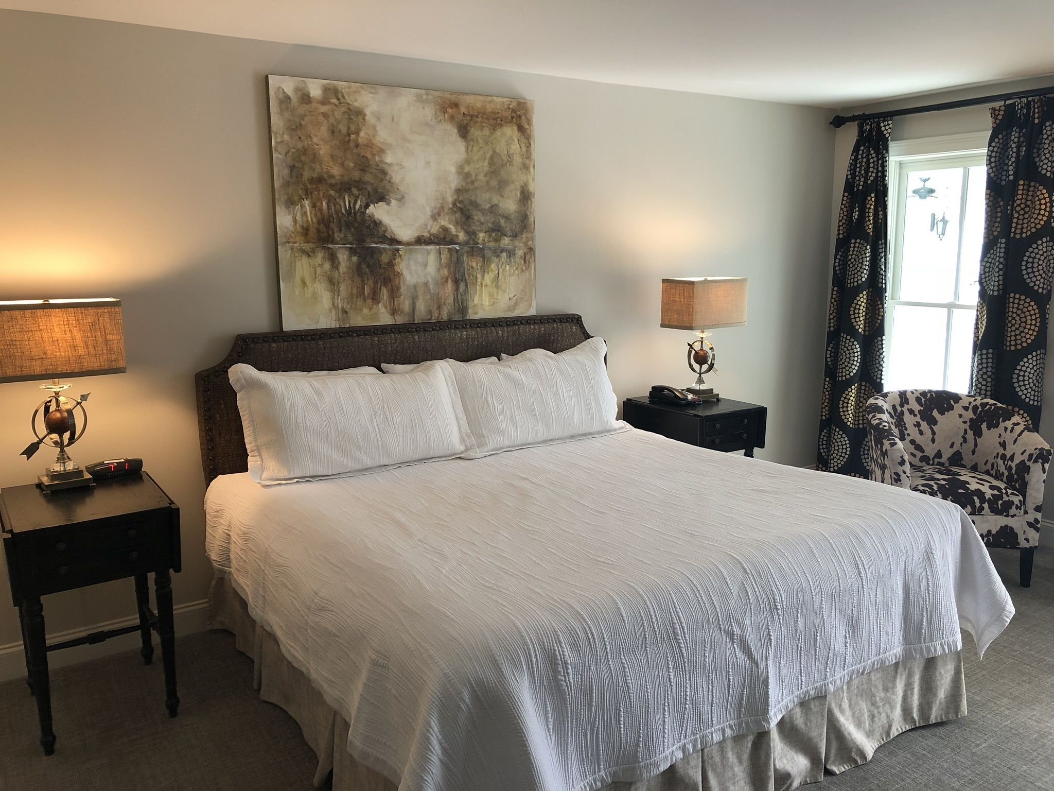 Premium Room, 1 King Bed, Non Smoking | Individually decorated, individually furnished, desk, blackout drapes