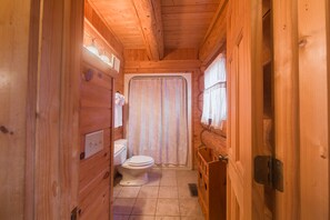 Combined shower/bathtub, jetted bath, towels
