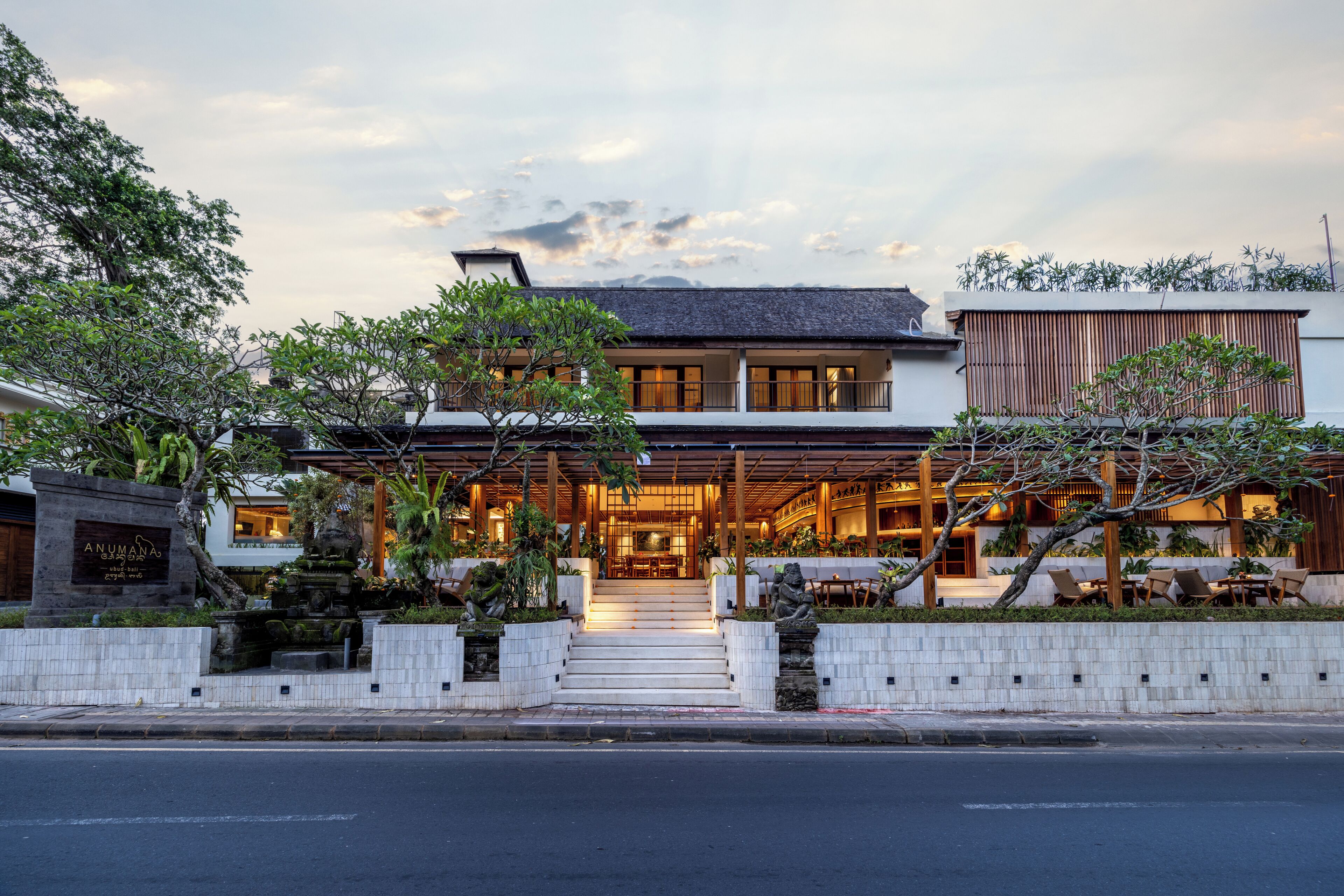 Phục vụ bữa sáng, món ăn mang phong cách quốc tế, nhìn ra hồ bơi 