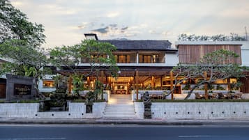 Phục vụ bữa sáng, món ăn mang phong cách quốc tế, nhìn ra hồ bơi