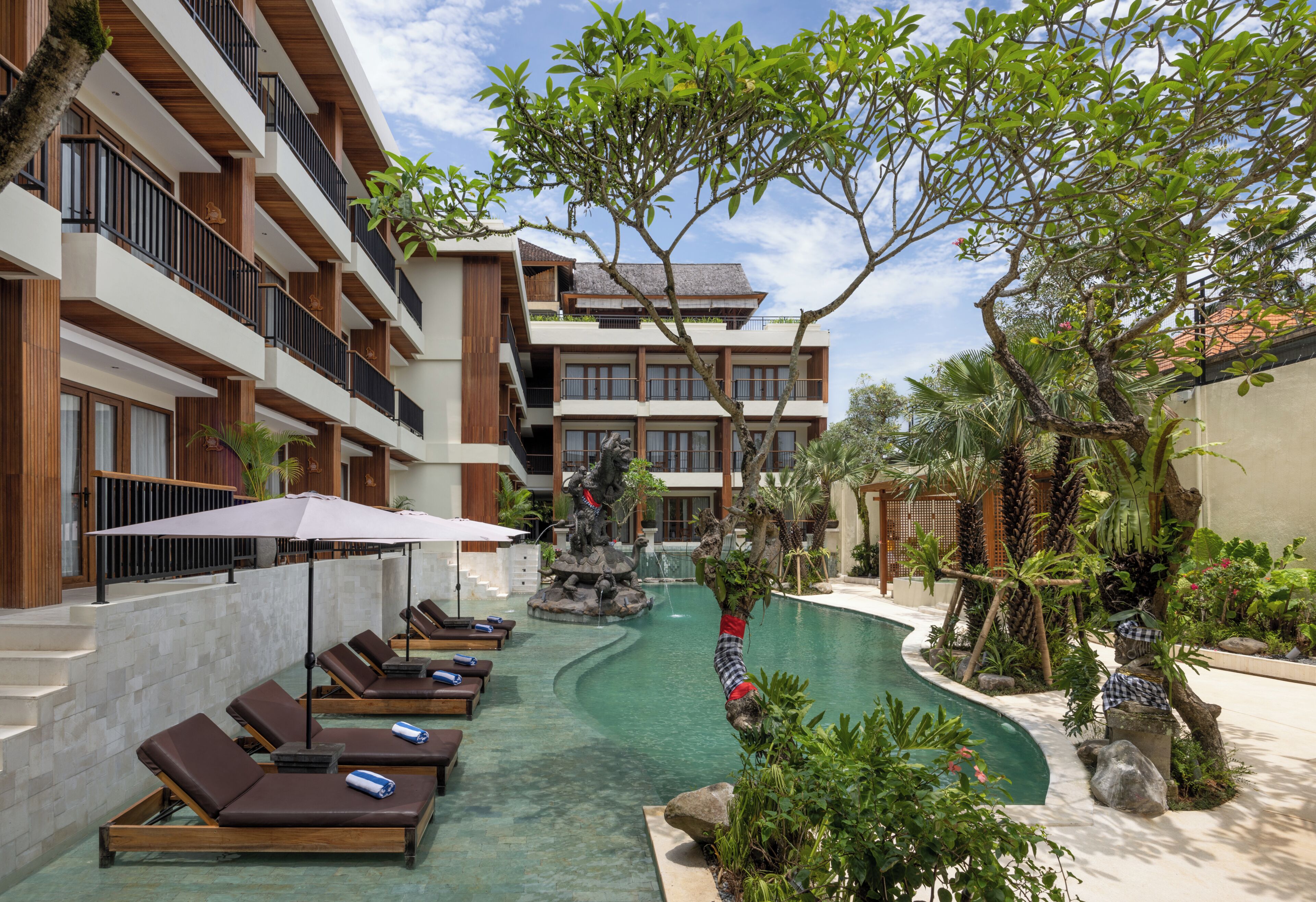 สระว่ายน้ำกลางแจ้ง เปิด 7:00 น. ถึง 18:00 น., ร่มริมสระว่ายน้ำ