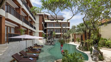 室外游泳池,開放時間為 07:00 至 18:00,提供泳池遮陽傘和日光浴躺椅