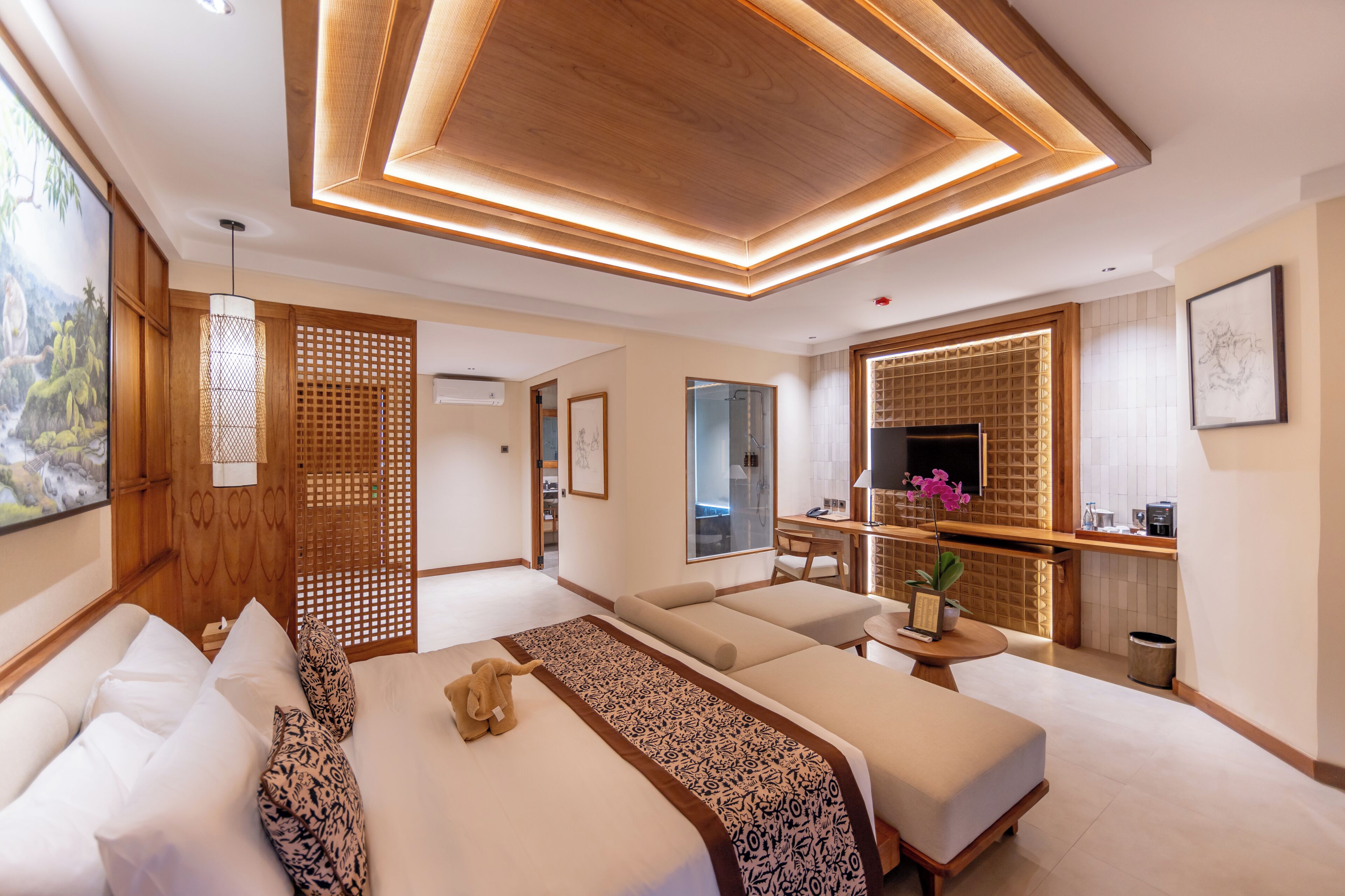 Une chambre d’hôtel avec un grand lit, un canapé, un bureau et une télévision.