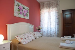 Comfort Double Room (Peonia) | Egyptian cotton sheets, premium bedding, minibar, laptop workspace - B&B A Corte (Caserta)