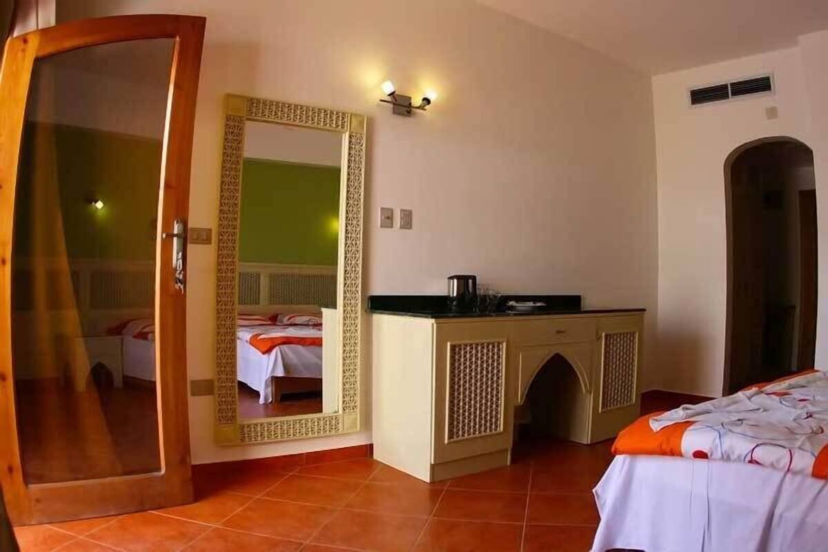 Deluxe Room, Partial Sea View | Premium bedding, in-room safe, desk, blackout curtains