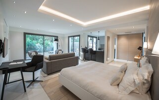 Deluxe Penthouse, Kitchen | Premium bedding, soundproofing, free WiFi