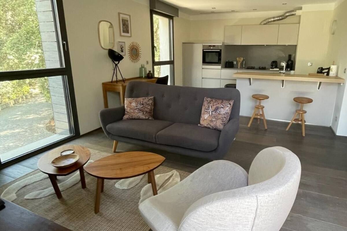 Dúplex, 2 habitaciones, Terraza, vista a la montaña | Área de sala de estar | Televisión de pantalla plana de 150 cm con canales por cable