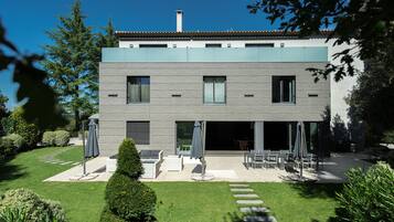 Superior Villa | Premium bedding, soundproofing, free WiFi