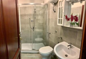 Douche, douche à « effet pluie », articles de toilette gratuits