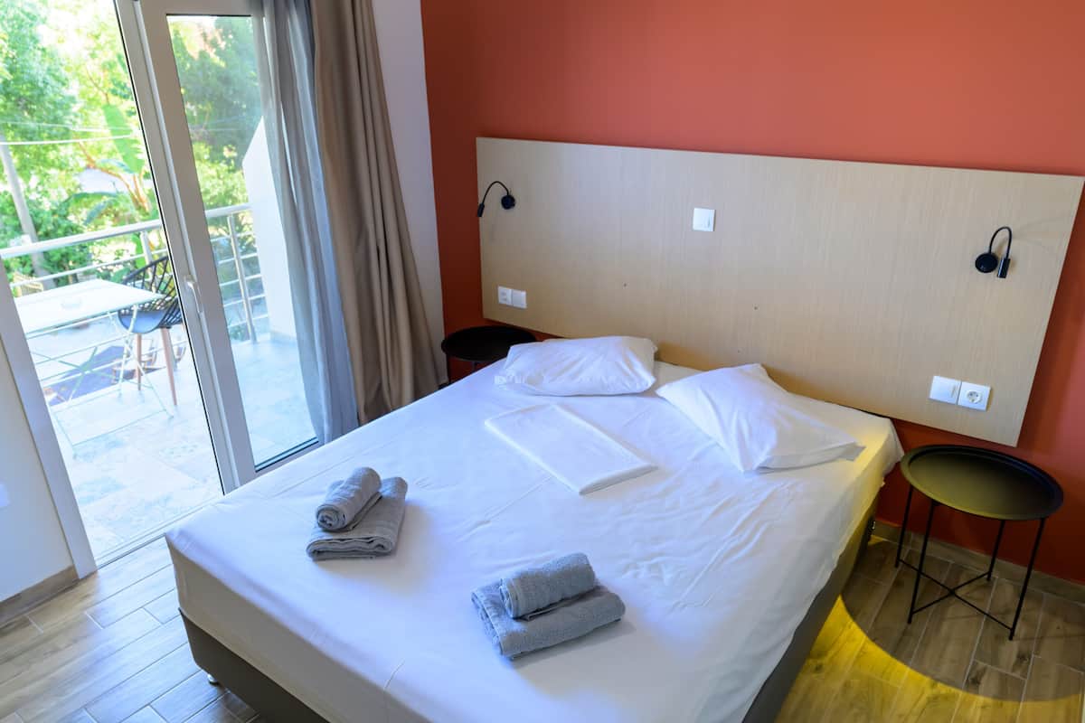 Family Studio, 1 Bedroom | 1 bedroom, in-room safe, desk, cribs/infant beds