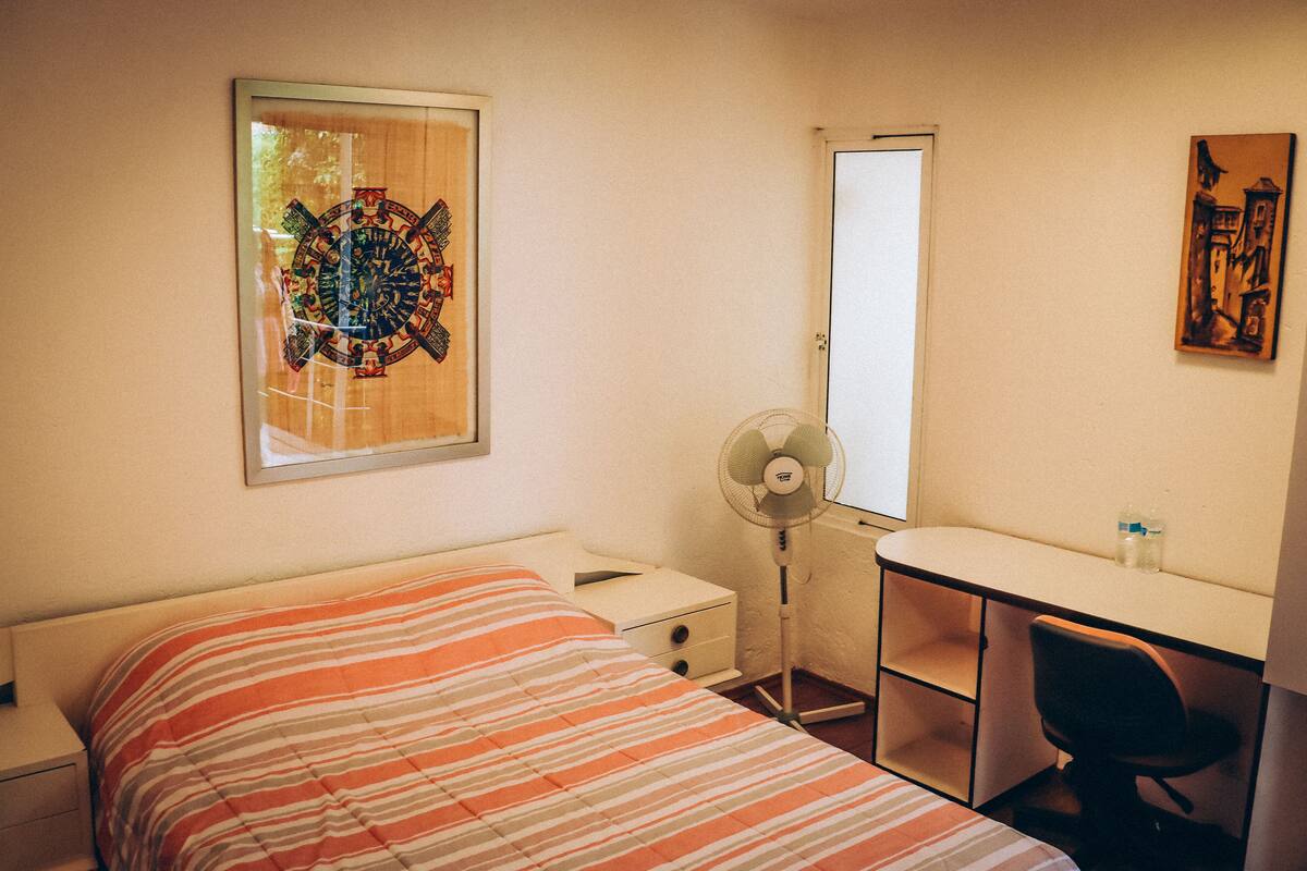 Habitación estándar doble | Espacio para trabajar con un portátil, wifi gratis, ropa de cama
