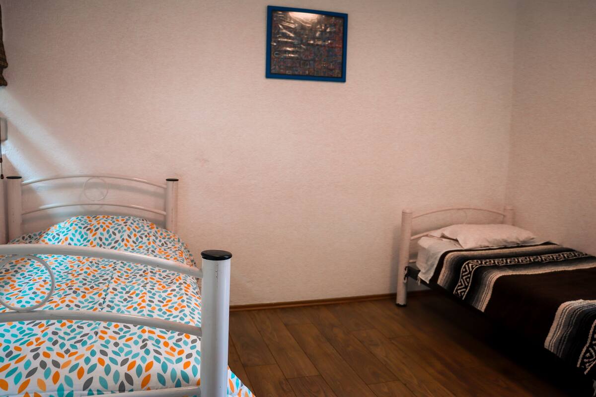 Habitación estándar con 1 cama doble o 2 individuales | Espacio para trabajar con un portátil, wifi gratis, ropa de cama