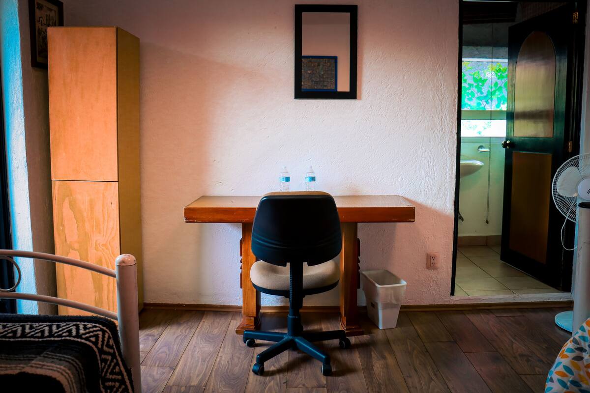 Habitación Confort doble | Espacio para trabajar con un portátil, wifi gratis, ropa de cama