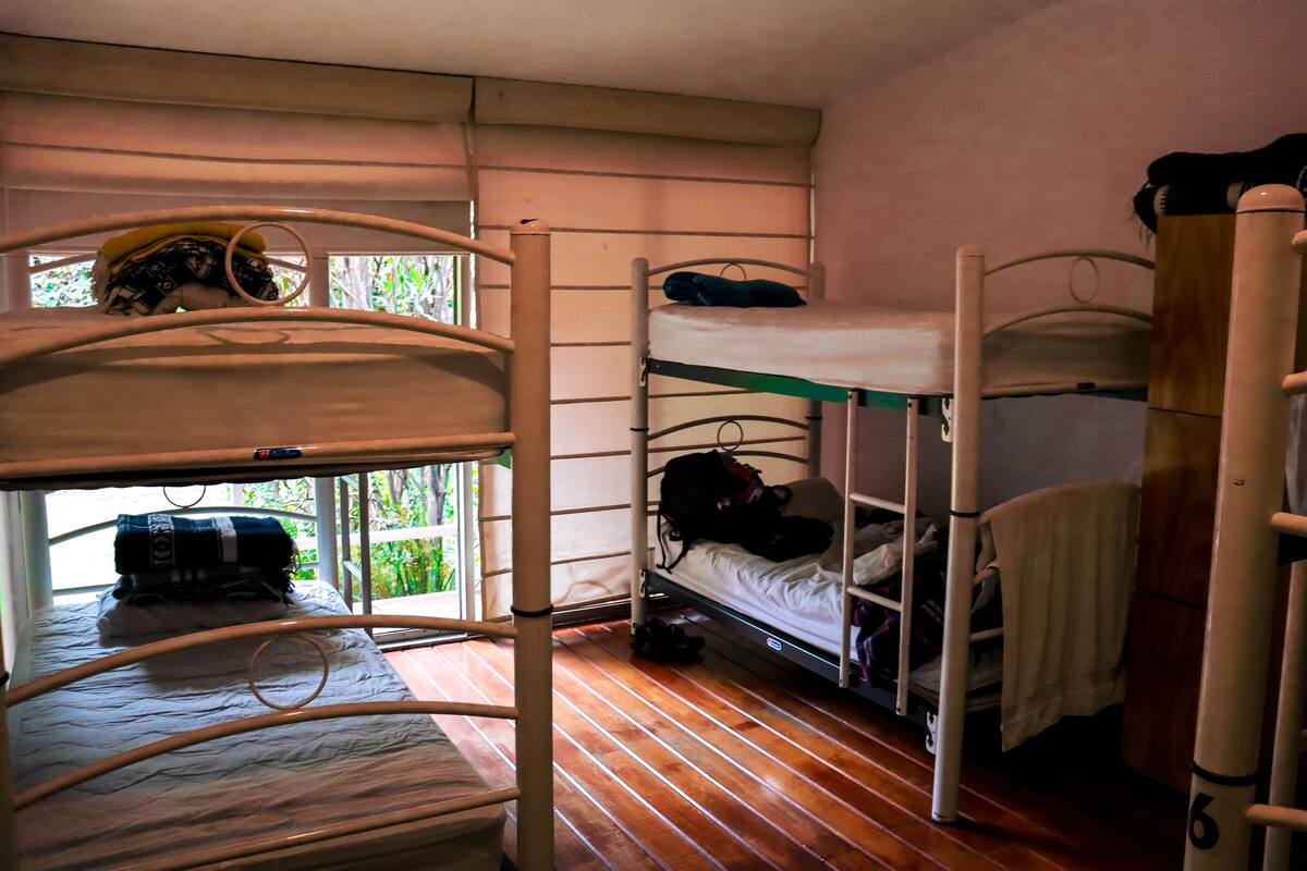 Dormitorio compartido básico, solo para hombres | Espacio para trabajar con un portátil, wifi gratis, ropa de cama