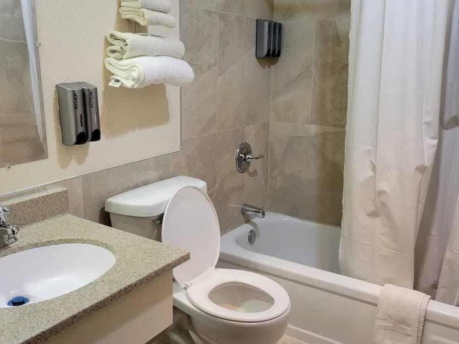 Bathtub, towels
