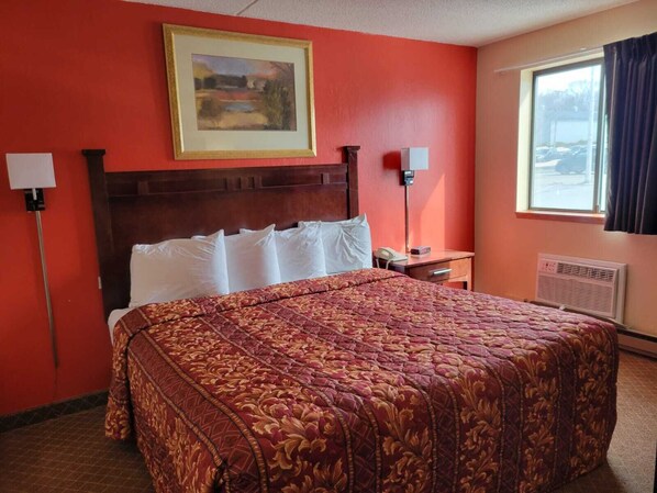 Standard Room, 1 King Bed, Non Smoking | Bathroom