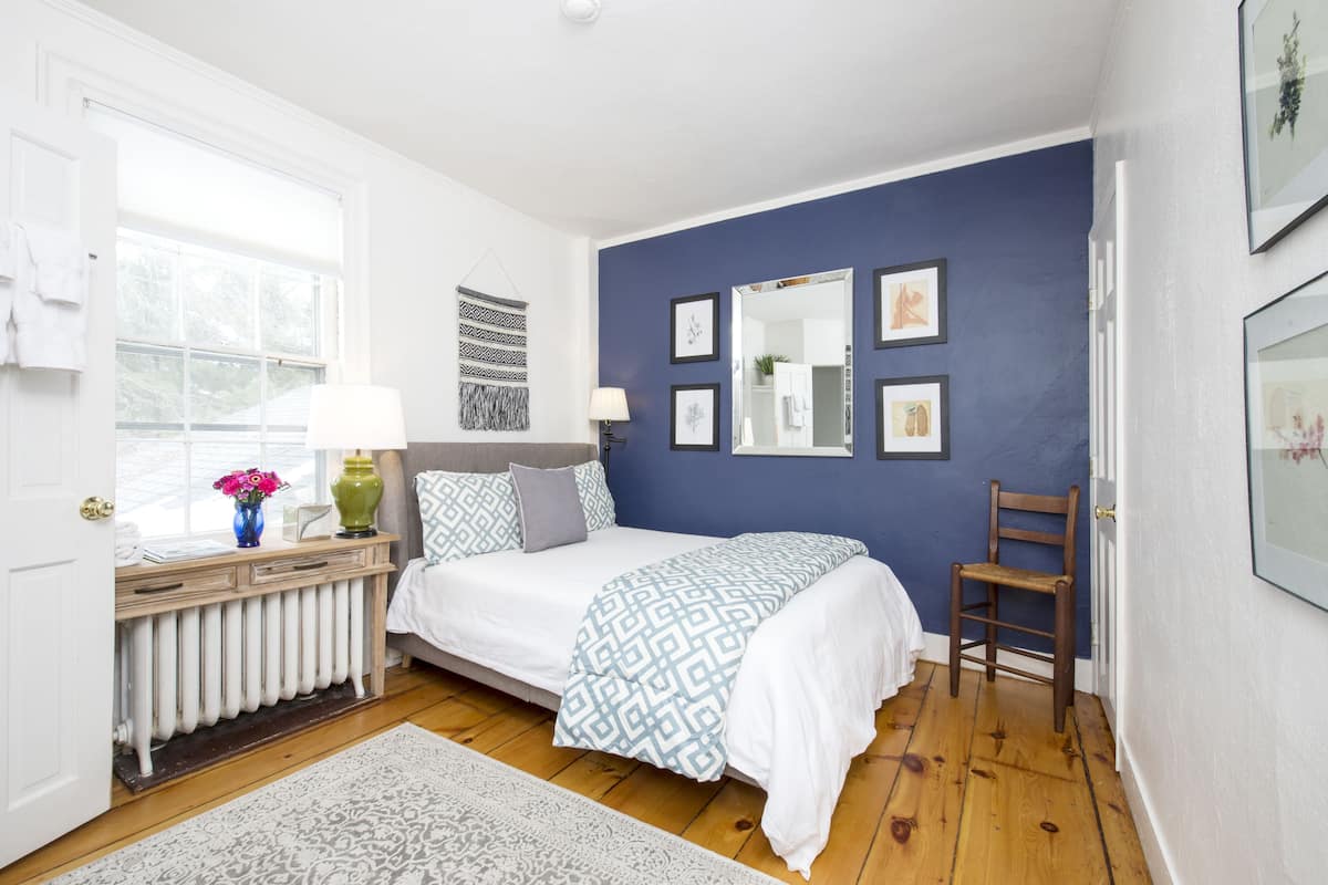 Rebecca Room, 1 Queen Bed | Sengetøy av topp kvalitet, strykejern/-brett og reiseseng for barn