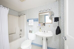 Baldwin Hill Room, 1 Queen Bed | 욕실 | 무료 세면용품, 헤어드라이어, 타월