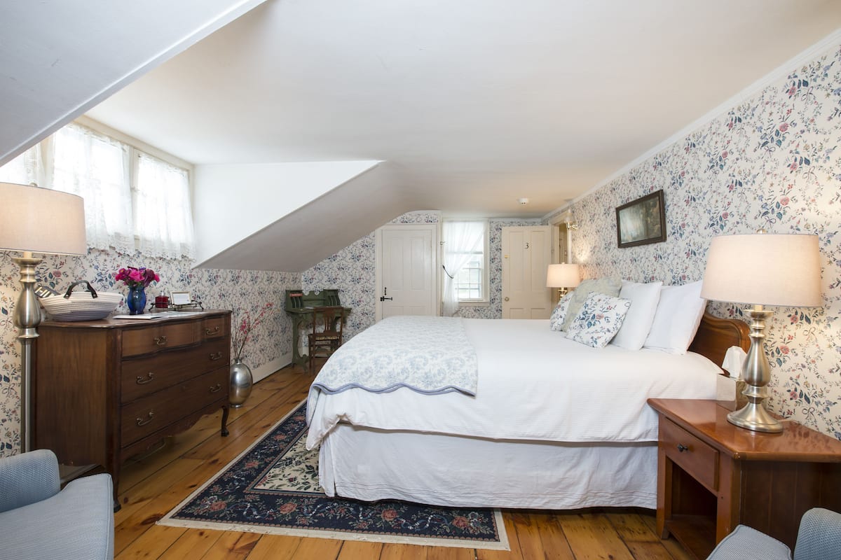 The Goodale Room, 1 King Bed | Literie de qualité supérieure, fer et planche à repasser, lit parapluie