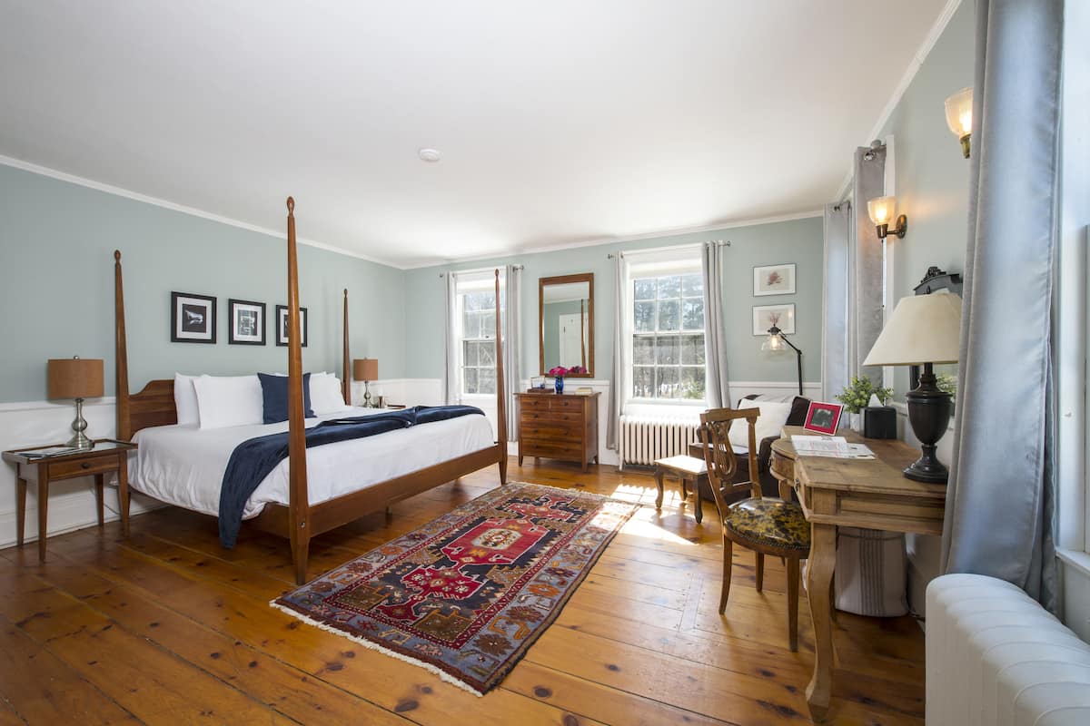 The Curtis Room, 1 King Bed | Literie de qualité supérieure, fer et planche à repasser, lit parapluie