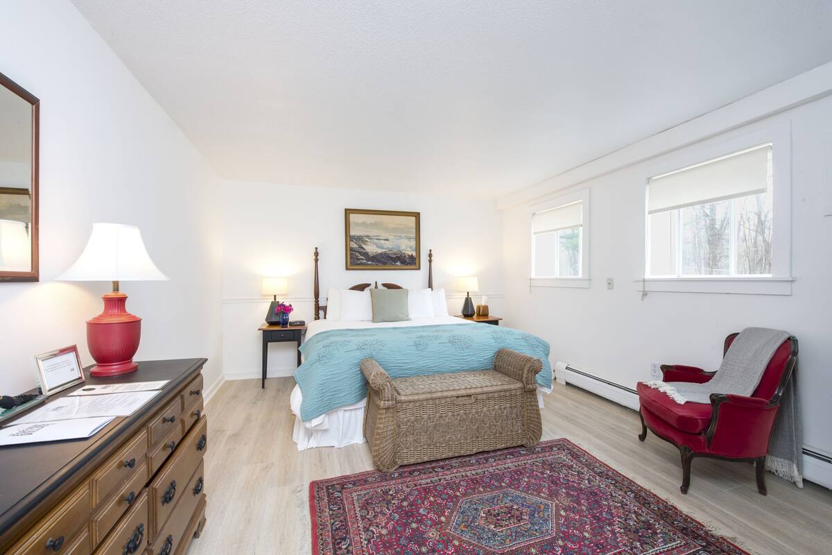 The Benjamin Room, 1 King Bed | Sengetøy av topp kvalitet, strykejern/-brett og reiseseng for barn