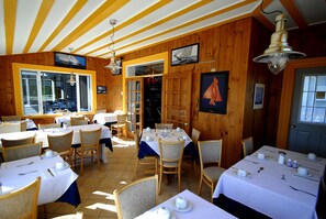 Daily continental breakfast for a fee - Hotel - Motel Georges (Tadoussac)