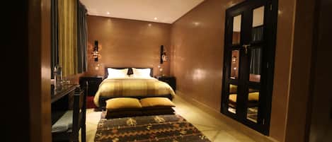 1 bedroom, Egyptian cotton sheets, premium bedding, down duvets