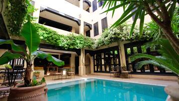 Kolam renang outdoor