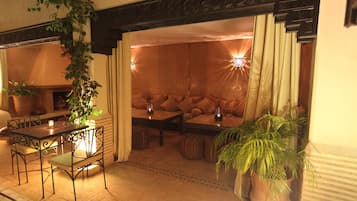Phục vụ bữa sáng, bữa tối, món Maroc, nhìn ra hồ bơi