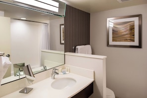 Quarto, 1 cama King | Banheiro | Secador de cabelo, toalhas de banho