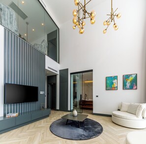 Sunset Villa with Private Pool | Minibar, caja de seguridad en la habitación y escritorio 