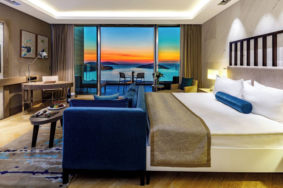 deluxe king room with sea view | 1 bedroom, minibar, in-room safe, desk