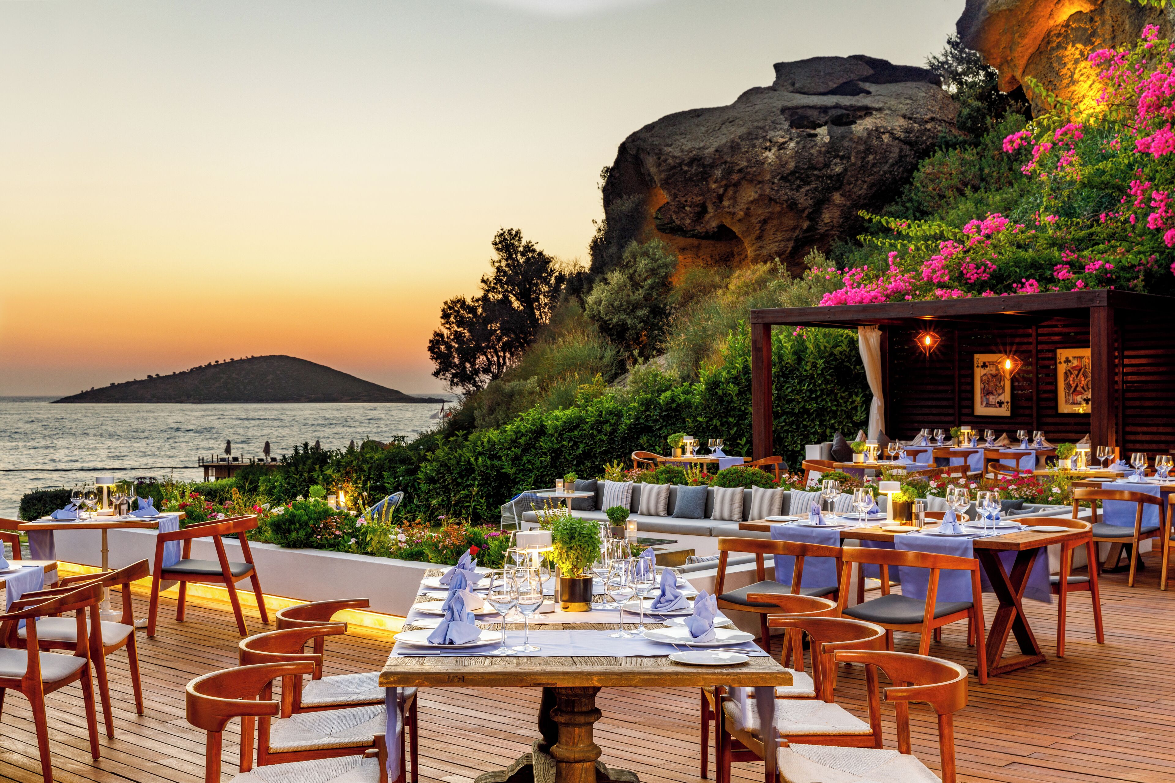 2 restaurants, breakfast served