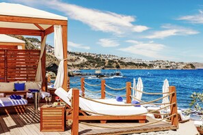 Plage privée, cabines (en supplément), chaises longues, parasols