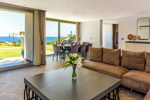 Sunset Villa with Private Pool | 起居区 | 47-英寸纯平电视 （配备卫星频道）、电视