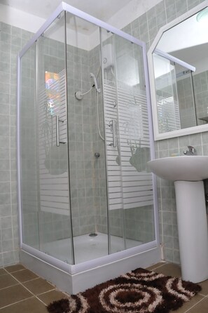 Executive Suite | Bathroom | Free toiletries, towels, soap, toilet paper - Ridma Hotel (Mallam)
