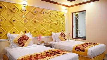 Minibar, safe på rommet, skrivebord og blendingsgardiner