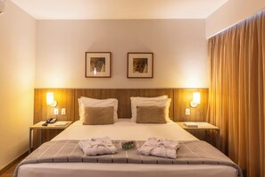 Smart Cine - 1 Cama Queen | Een minibar, een kluis op de kamer, een bureau, verduisterende gordijnen