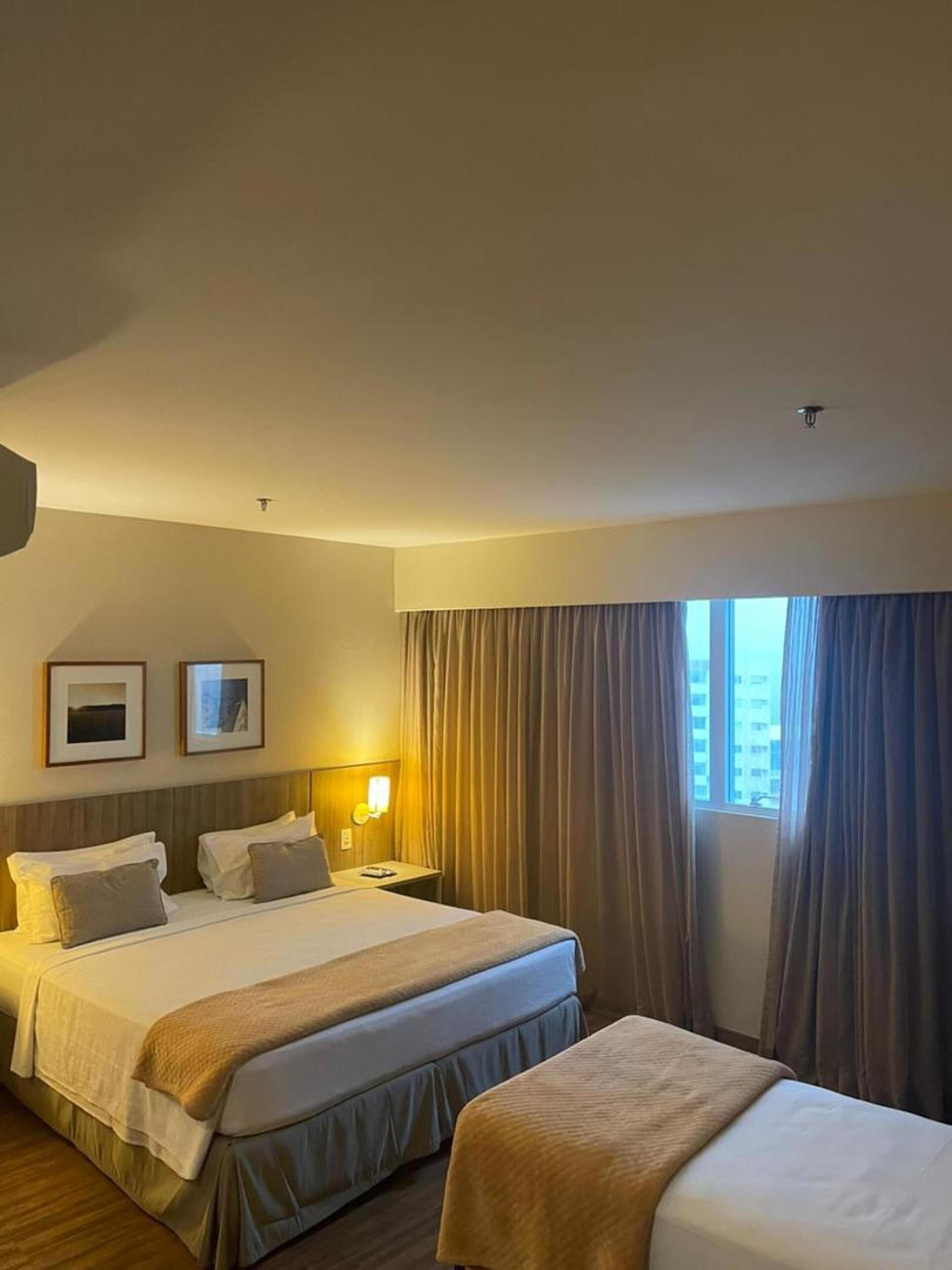 standard triplo - 1 cama queen e 1 cama solteiro | minibar, in-room safe, desk, blackout curtains