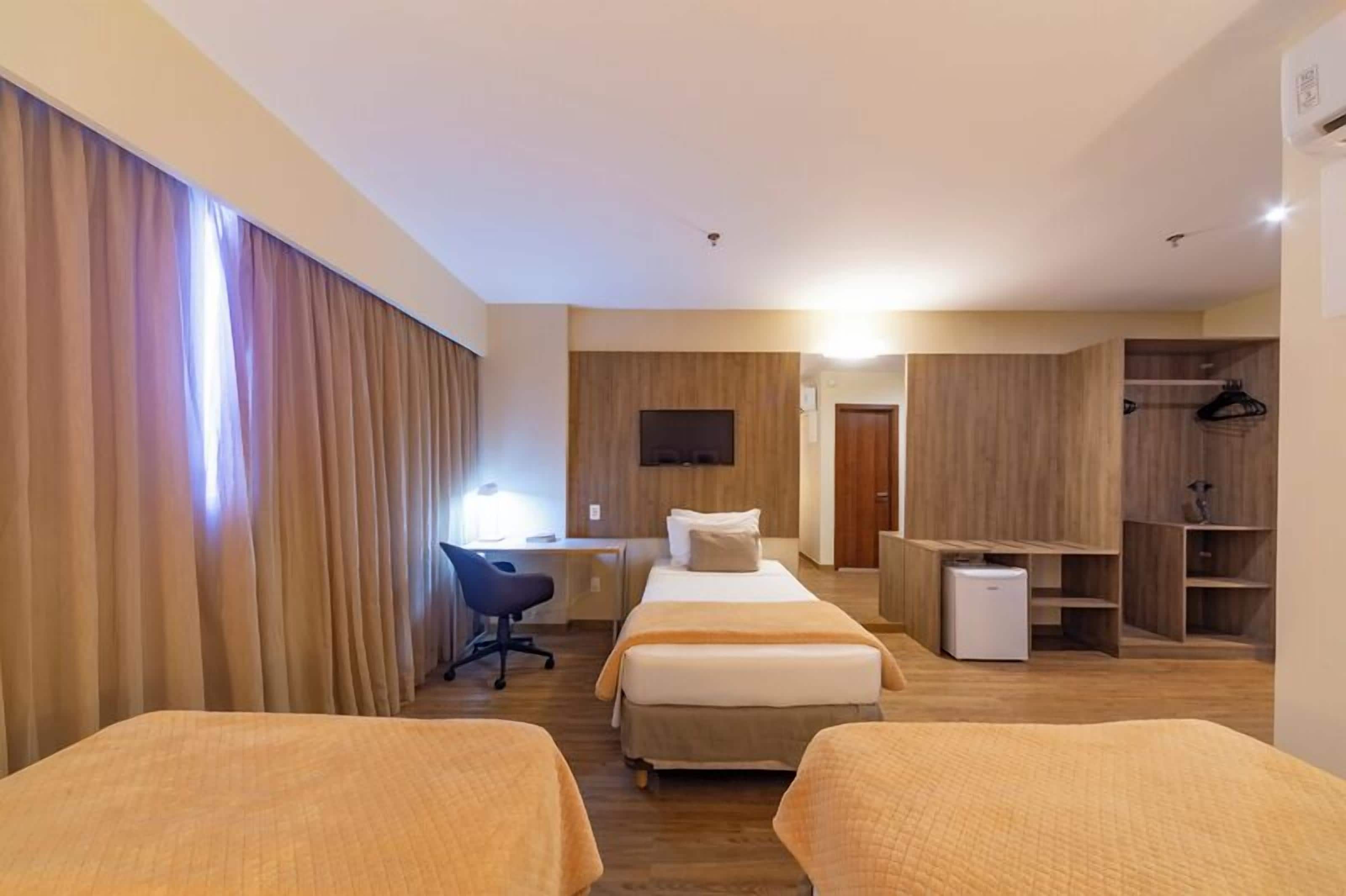 standard triplo - 3 camas solteiro | minibar, in-room safe, desk, blackout curtains