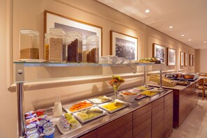 朝食、ランチ、ディナーに営業